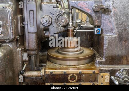 Vecchio fresatura taglio eseguito con comparatore Foto Stock