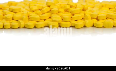 Pila di giallo-ovoidale rettangolare tablet pillole isolato su sfondo bianco con copia spazio. medicina per il sollievo del dolore. Industria farmaceutica. G Foto Stock