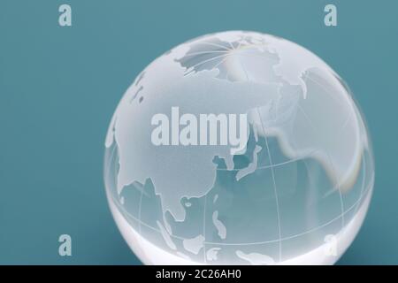 Globo di vetro sfera su uno sfondo nero, astratto foto con vetro e riflessione. Foto Stock