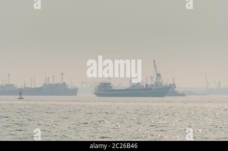 Inquinamento atmosferico presso il molo. Cattiva qualità dell'aria riempita con polvere provoca delle malattie respiratorie. Il riscaldamento globale da inquinamento atmosferico problema. P ambientale Foto Stock