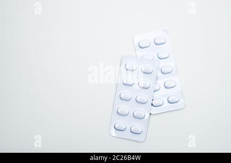 Compresse pillola in bianco confezione blister per resistenza alla luce imballaggio isolato su sfondo bianco. Medicina per il trattamento NCDs. Gli anziani malattia. Foto Stock