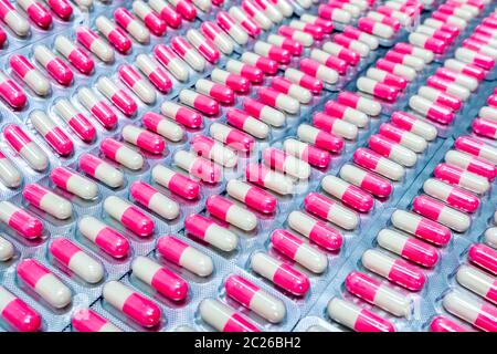 Rosa-bianco capsula di antibiotico pillole in confezione blister. Antibiotici la resistenza al farmaco. Industria del packaging farmaceutico. Global Healthcare. Farmacia backg Foto Stock