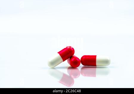 Capsule rosse e bianche pillola isolata su sfondo bianco con ombra e spazio di copia. Resistenza agli antibiotici. Pillole di capsula antimicrobica. Farmacia Foto Stock