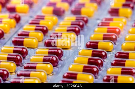 Rosso-giallo capsula in confezione blister. Capsula di antibiotico pillole. Farmaco antimicrobico resistenza. Penicillina farmaco per il trattamento di infezioni. Amoxicillina medi Foto Stock