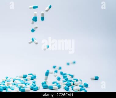 Blu-bianco pillola di capsule di cadere al tavolo bianco. Farmaci antibiotici utilizzare con ragionevole. Farmaco antibiotico resistenza problema in comunità o in ospedale. Ph Foto Stock