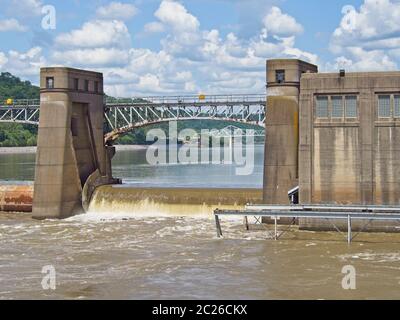 Dettaglio di serratura / diga sul fiume Kanawha WV USA Foto Stock