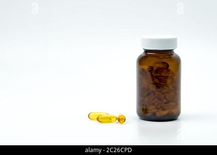 Giallo a base di olio di pesce pillole capsule con il flacone di vetro ambrato con etichetta vuota sul tavolo con copia spazio per il testo. Vitamine e integratori per la cura del cuore Foto Stock