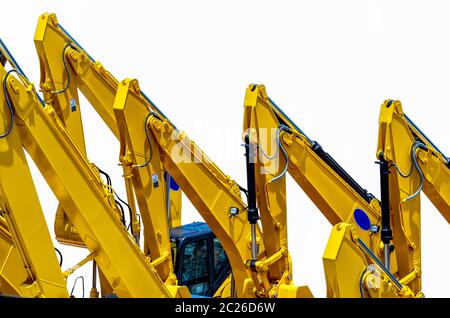 Giallo retroescavatore con pistone idraulico braccio isolato su bianco. Macchina pesante per lo scavo nel sito in costruzione. Macchine idrauliche. Enorme bulldozer. Egli Foto Stock