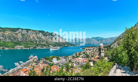 Vista panoramica della Baia di Kotor e la chiesa di Nostra Signora del Rimedio da sopra Foto Stock