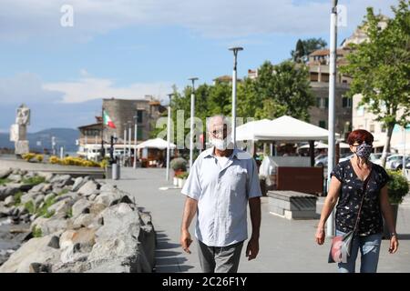 Roma, Italia. 16 Giugno 2020. La gente cammina sul Lago di Bracciano ad Anguillara Sabazia, vicino a Roma, il 16 giugno 2020. Il numero di pazienti COVID-19 in Italia nelle unità di terapia intensiva (UTI) è sceso a 177 martedì, in calo rispetto alle 207 di lunedì, ha detto il Dipartimento della protezione civile del paese. Credit: Cheng Tingting/Xinhua/Alamy Live News Foto Stock