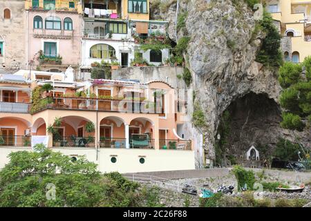 POSITANO, Italia - luglio 3, 2018: dettaglio di case tra rocce, Positano, Italia Foto Stock