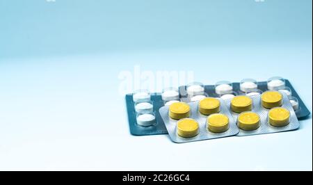 Antielmintico compresse pillole in blister su sfondo bianco con copia spazio. Industria farmaceutica concetto. Set di antielmintico compresse pillole : Foto Stock