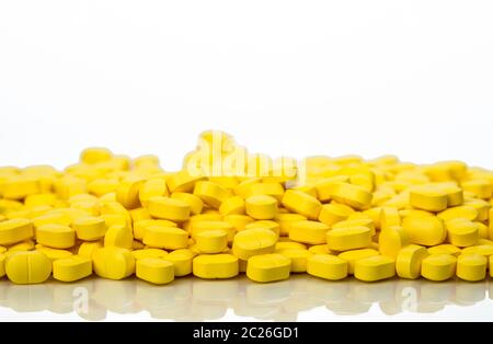 Pila di giallo-ovoidale rettangolare tablet pillole isolato su sfondo bianco con copia spazio. Medicina a base di ibuprofene per il sollievo del dolore. Ho farmaceutica Foto Stock