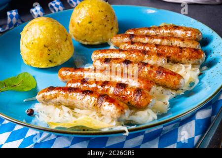 bratwurst di turingia con crauti e gnocchi Foto Stock