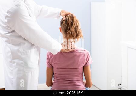 Close-up del medico maschio dando Massaggio al collo per il suo paziente in Clinica Foto Stock