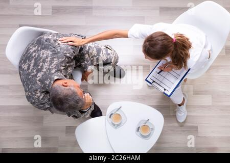 Una vista in elevazione del Consigliere femmina consolante Soldier presso la sua clinica Foto Stock