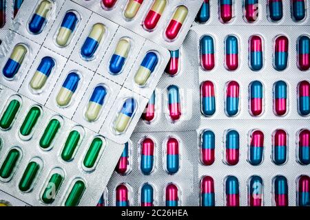 Vista dall'alto di coloratissimi compresse e capsule compresse in blister. Global health care e il consumo di stupefacenti con il concetto di ragionevole. La resistenza agli antibiotici conc Foto Stock