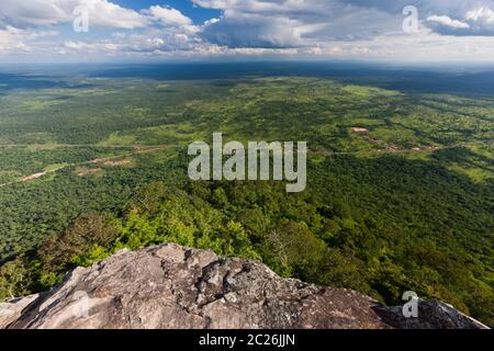 Vista delle pianure cambogiane, dalla cima della collina del Tempio di Preah Vihear (sulla scogliera del tempio principale), Cambogia, Sud-Est asiatico, Asia Foto Stock