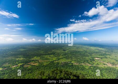 Vista delle pianure cambogiane, dalla cima della collina del Tempio di Preah Vihear (sulla scogliera del tempio principale), Cambogia, Sud-Est asiatico, Asia Foto Stock