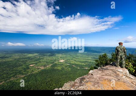 Vista delle pianure cambogiane, dalla cima della collina del Tempio di Preah Vihear (sulla scogliera del tempio principale), Cambogia, Sud-Est asiatico, Asia Foto Stock