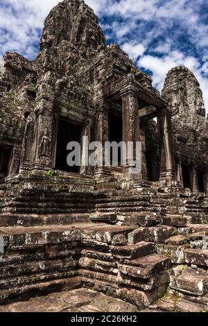 Bayon, smiling pietre facce su torri, tempio buddista dell'Impero Khmer, al centro delle rovine di Angkor Thom, Siem Reap, Cambogia, Sud-est asiatico, Asia Foto Stock