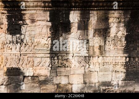 Bayon, bassorilievo sulle pareti, tempio buddista dell'antico Impero Khmer, al centro delle rovine di Angkor Thom, Siem Reap, Cambogia, Sud-est asiatico, Asia Foto Stock