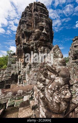 Bayon, smiling pietre facce su torri, tempio buddista dell'Impero Khmer, al centro delle rovine di Angkor Thom, Siem Reap, Cambogia, Sud-est asiatico, Asia Foto Stock