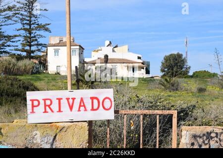 Nessun ingresso - privato significa privato in portoghese Foto Stock