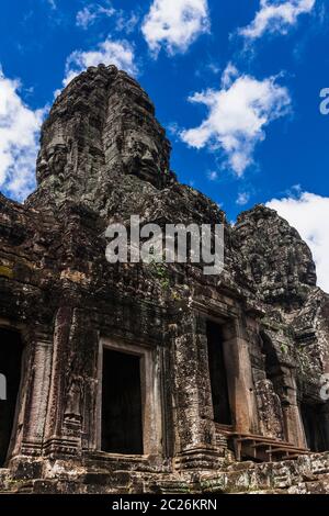 Bayon, smiling pietre facce su torri, tempio buddista dell'Impero Khmer, al centro delle rovine di Angkor Thom, Siem Reap, Cambogia, Sud-est asiatico, Asia Foto Stock