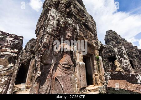 Bayon, rilievo di Apsara (fata), tempio buddista dell'antico Impero Khmer, al centro delle rovine di Angkor Thom, Siem Reap, Cambogia, Sud-est asiatico, Asia Foto Stock