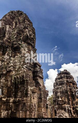 Bayon, smiling pietre facce su torri, tempio buddista dell'Impero Khmer, al centro delle rovine di Angkor Thom, Siem Reap, Cambogia, Sud-est asiatico, Asia Foto Stock