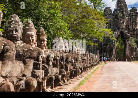 Angkor Thom, sculture giganti di Tonle Om Gate (porta Sud di Angkor Thom), antica capitale dell'Impero Khmer, Siem Reap, Cambogia, Sud-est asiatico, Asia Foto Stock