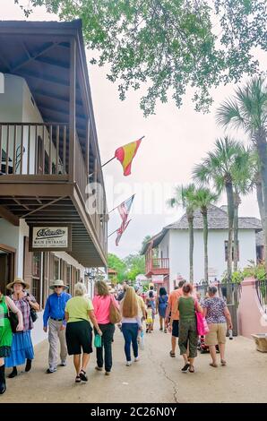 I turisti esplorano i negozi di St. George Street, 11 aprile 2015, a St. Augustine, Florida. La strada pedonale presenta negozi e boutique. Foto Stock