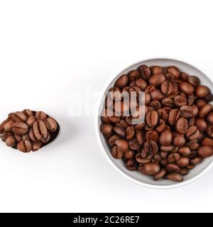 Tazza e cucchiaio riempito con chicchi di caffè tostati. caffè. layout. Lay piatto Foto Stock