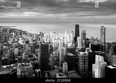 Vista panoramica in bianco e nero di Chicago durante il tramonto Foto Stock