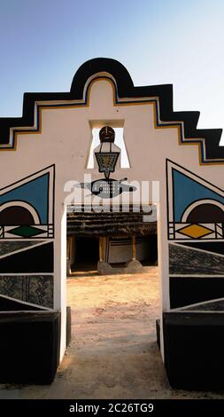 Ndebele tradizionale capanna a Botshabelo vicino a Mpumalanga, Sud Africa Foto Stock