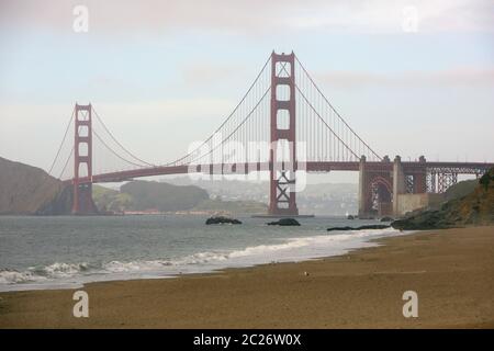 Vista più vicina del Golden Gate Bridge da Baker Beach Foto Stock