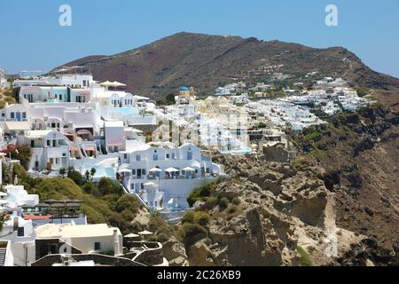 Santorini vista spettacolare di villaggi di case bianche sulle rocce, Cicladi, Grecia Foto Stock