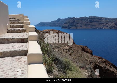 Scale tranquilla salendo dal mare Egeo a Santorini Island, Grecia Foto Stock