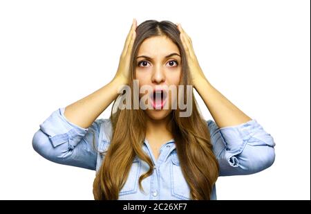 Giovane donna stressata con mani in piedi e gridando su sfondo bianco Foto Stock