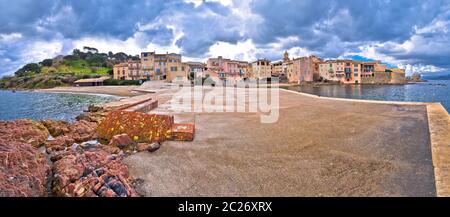 Scenic Saint Tropez waterfront vista panoramica, famosa destinazione turistica sulla Cote d Azur, Alpes-Maritimes dipartimento nel sud della Francia Foto Stock