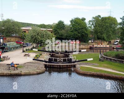 una vista dell'entrata della serratura al bacino di brighouse e ormeggi sul calder e canale di navigazione abbellito in calderdale ovest yorkshi Foto Stock