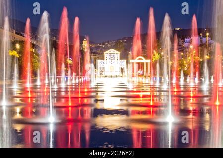 Città di Nizza cityscape e Fontaine Miroir d eau parco vista serale, Alpes-Maritimes regione della Francia Foto Stock