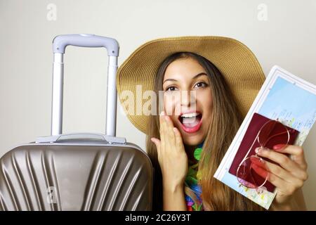 Ritratto di ragazza eccitata pronta per il viaggio. Immagine di una donna viaggiatore pronta per i luoghi tropicali. Foto Stock