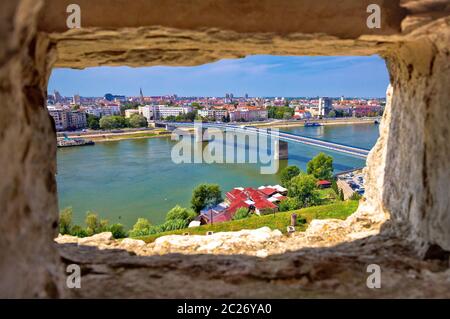 Città di Novi Sad e il fiume Danubio vista aerea attraverso la finestra di pietra da Petrovaradin, regione della Vojvodina di Serbia Foto Stock