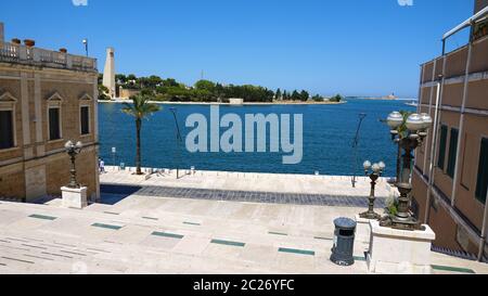 Il lungomare di Brindisi città vecchia, Puglia, Italia Foto Stock