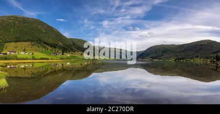 Vista panoramica sul lago Dalavatnet vicino alla cittadina norvegese di Sogndal in una giornata limpida e frizzante Foto Stock