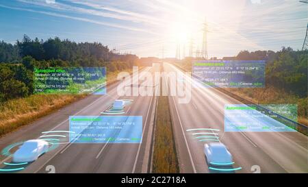 Smart CAR (HUD) , veicolo in modalità di guida autonoma su strada, concetto iot con sensore grafico, sistema di segnale radar e collegamento del sensore Internet Foto Stock