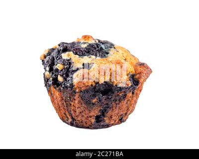 In casa vegan muffin ai mirtilli isolato. Uovo vegetariana-muffin gratis con bacche blu isolato su bianco con percorso di clipping. Foto Stock