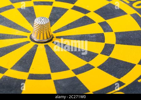 un thimble su una tavola da disegno - simbolo foto Foto Stock